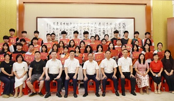 暖心護航夢想，共赴青春新程 ▏廣東霸王花集團舉行2025年員工子女高考獎學金發放儀式